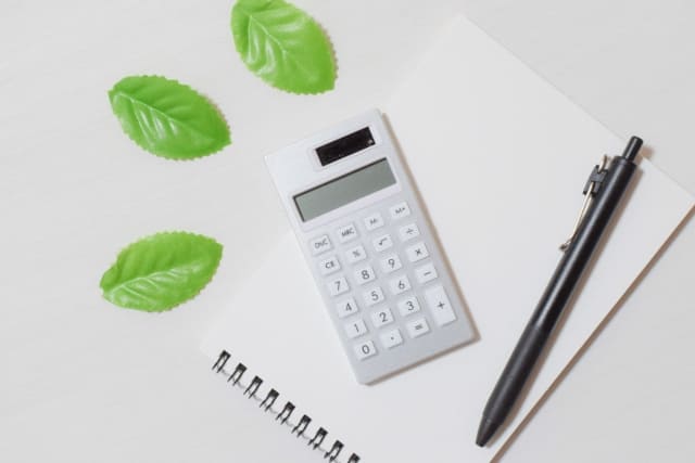 電卓とメモ帳とボールペン